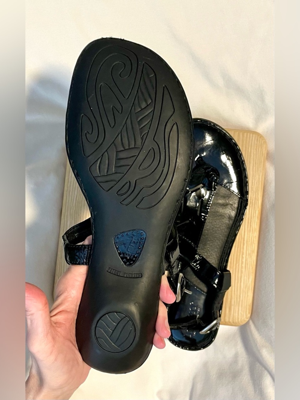 *EUC* BORN/BØRN Patent Leather Thong Sandals - Black - Women’s Size 9M - Picture 6 of 9